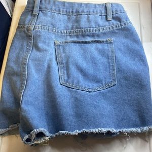Boohoo blue distressed short shorts size 22